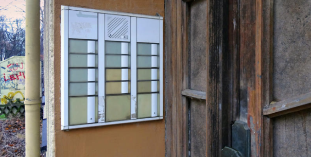 Noch in diesem Jahr sollen wieder Namen auf den Klingelschildern des Hauses Meyerbeerstraße 78 in Berlin-Weißensee stehen. Ein Treuhänder soll das Gebäude instand setzen und die Wohnungen vermieten.