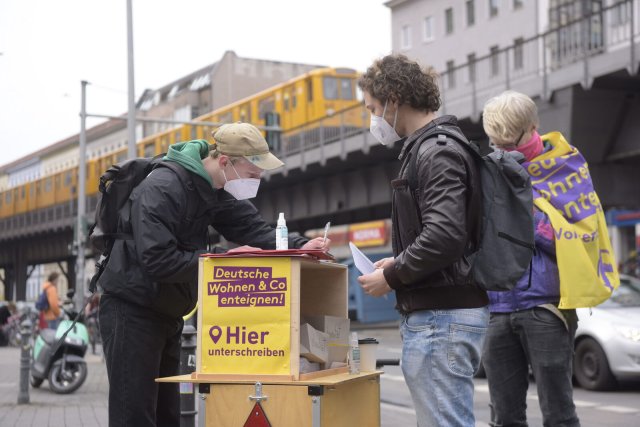 Zum Sammelstart der Unterstützerunterschriften für den Volksentscheid Deutsche Wohnen & Co enteignen am Freitag am Kottbusser Tor in Berlin-Kreuzberg war das Interesse rege.
