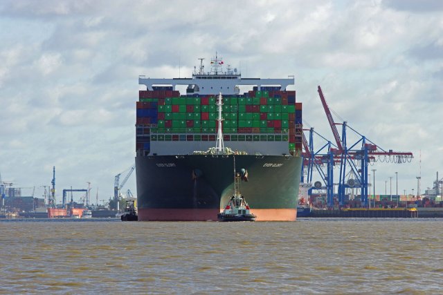Tonnenweise werden Waren weltweit verschifft – die globalen Lieferketten sind alles andere als fair.