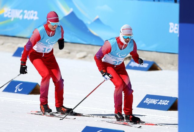 Iwan Zaplin (l.) und Iwan Kodlozerow trainierten am Mittwochmorgen auf den Paralympics-Loipen in Zhangjiakou. Kurz darauf wurde ihr russisches Team ausgeschlossen.