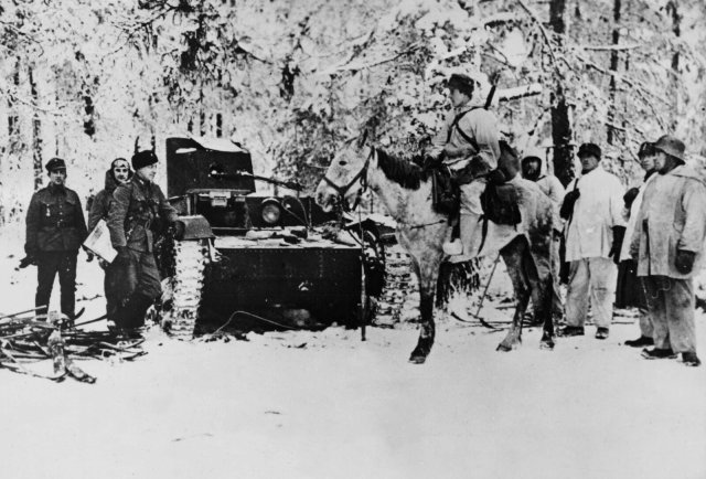 Von Finnen eroberter Sowjet-Panzer – das Fiasko der Roten Armee im Winterkrieg 1939/40 kann als Muster für die russische Aggression in der Ukraine gelten.