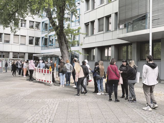 Das könnte etwas dauern: Menschen warten am Donnerstagmorgen vor dem Sozialamt in Friedrichshain-Kreuzberg.
