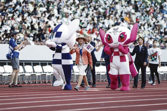 Tokios Bürgermeisterin Yuriko Koike versucht auch ein Jahr nach Olympia gute Stimmung zu produzieren.