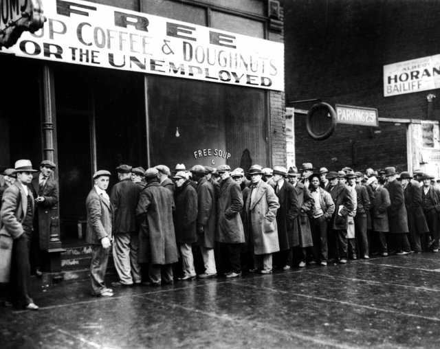 Auch wer arm ist, muss viel Zeit mit Warten verbringen. Hier die Schlange vor einer Suppenküche 1931 in Chicago – betrieben allerdings nicht vom Staat, sondern vom berüchtigten Mafiaboss Al Capone.