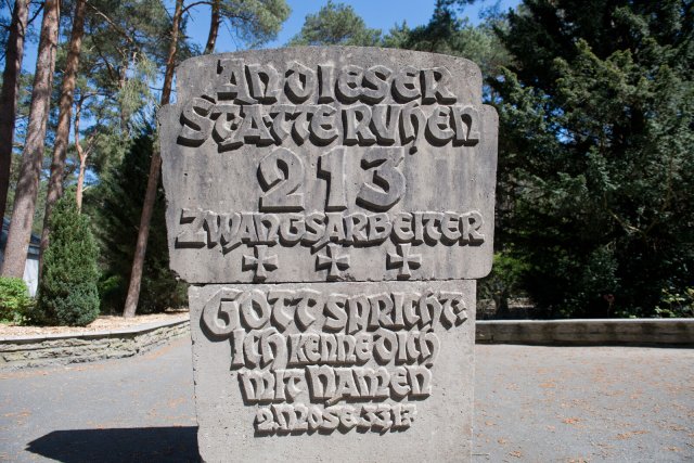 Ein Grabstein auf einem Massengrab für 213 Zwangsarbeiter in Peenemünde. Bekannt wurde der Ort auf der Insel Usedom durch die Heeresversuchsanstalt "Peenemünde-Ost" und die Erprobungsstelle der Luftwaffe "Peenemünde-West" von 1936 bis 1945. Von 1937 bis 1945 war Wernher von Braun der Technische Direktor der Heeresversuchsanstalt.