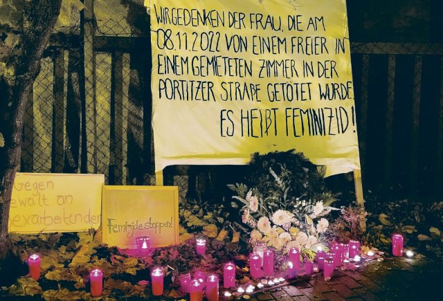 Rund 100 Menschen gedenken der ermordeten Sexarbeiterin Malina in Leipzig.