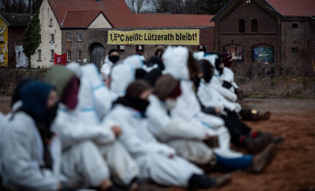Klimaschutz heißt auch, nicht noch mehr Braunkohle abzubaggern: Aktivisten bei einer Blockade in Lützerath, steht »1,5 Grad heißt: Lützerath bleibt!«.