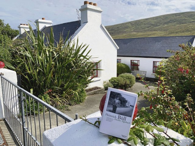 Heinrich Böll kam in seinem Haus auf Achill Island zur Ruhe. Hier entstanden einige seiner Werke wie »Gruppenbild mit Dame« und das bekannte »Irische Tagebuch«.