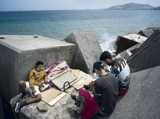 Marokkanische Migranten in Ceuta, die sich vor der spanischen Polizei verstecken