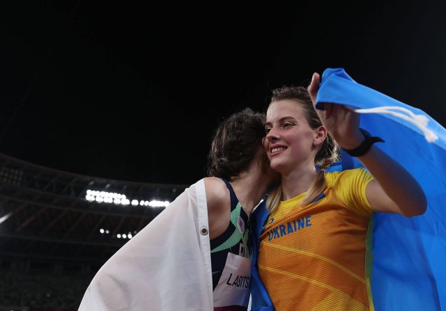 Jaroslawa Mahutschich und Marija Lassizkene Arm in Arm bei den Olympischen Spielen in Tokio. Für viele Ukrainer war das Foto schon damals ein Skandal.