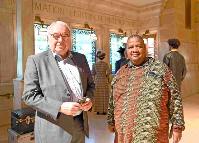 Uhuru Dempers (rechts) mit Senator a.D. Uwe Beckmeyer, Honorarkonsul der Republik Namibia.