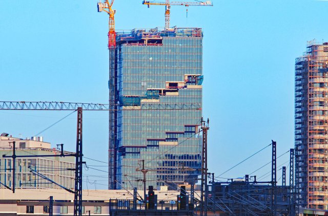 In Berlin stehen über 750.000 Quadratmeter Bürofläche leer. Aber es wird immer mehr gebaut – zum Beispiel der »Amazon Tower« in Friedrichshain.