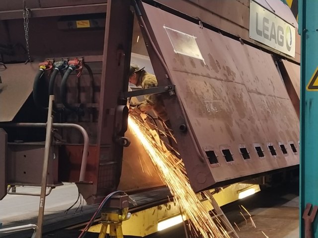 Es soll weiter funken: Ein Arbeiter schleift in der MCR-Werkstatt im Inneren eines Güterwaggons.