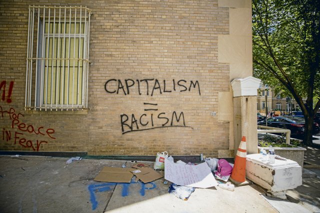 So einfach die Parole, so kompliziert die Theorie: In welchem Verhältnis stehen Kapitalismus und Rassismus tatsächlich?