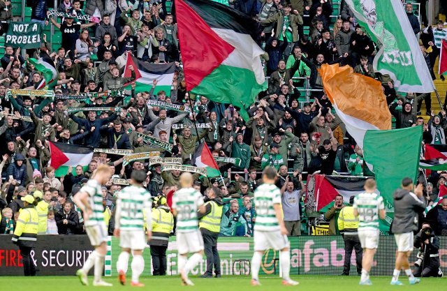 Politik im Celtic Park: Glasgower Fans schwenken palästinensische Fahnen.