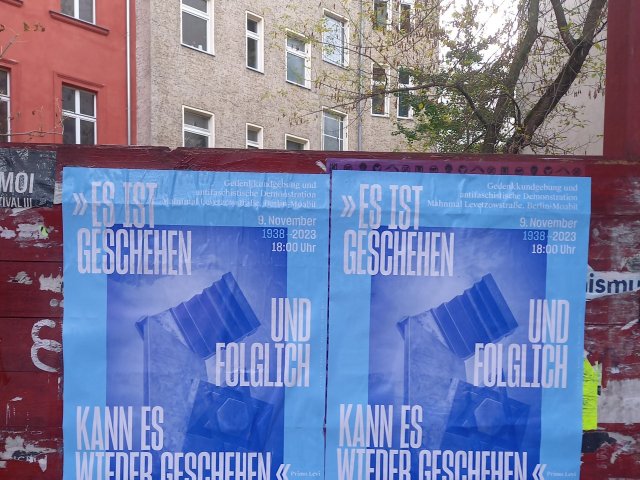 Für Antisemit*innen anscheinend eine Provokation: Plakate eines antifaschistischen Bündnisses werben für eine Gedenkveranstaltung zum 9. November.