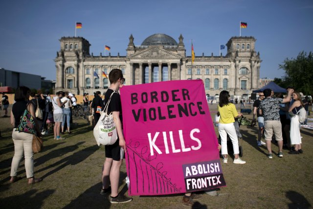 Gelten bei Europol und der Polizei in den Niederlanden nicht mehr als »Extremisten«: Aktivisten der Kampagne Abolish Frontex bei einem Protest im Sommer in Berlin.