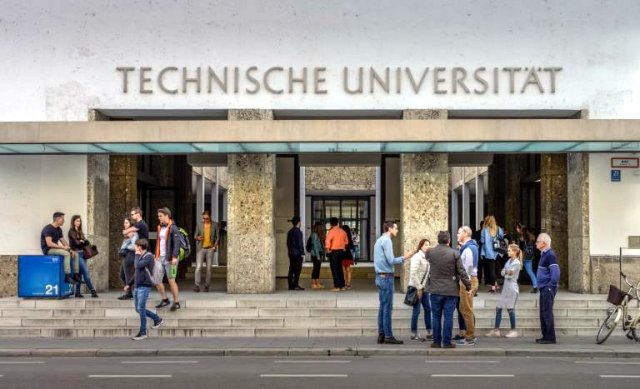 Eingang zum Hauptgebäude der Technische Universität Muenchen