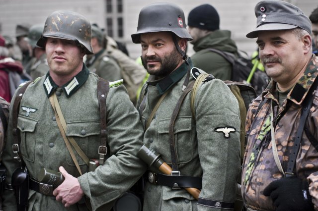 Sehen aus wie Laiendarsteller im Film »Inglourious Basterds«, marschieren aber in echt in Ungarn: Teilnehmer der 60 Kilometer langen Neonaziwanderung am 11. Februar 2023.