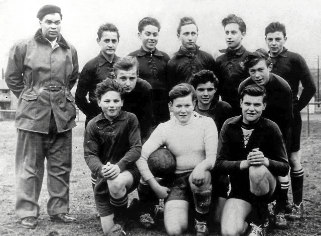 Heinz Kerz (l.) Anfang der 50er Jahre als Fußballtrainer in Nieder-Olm