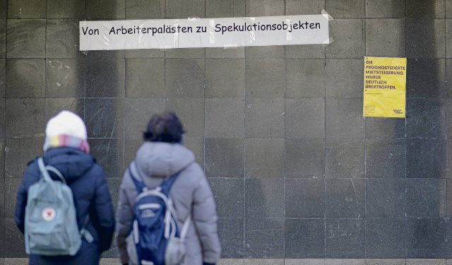 Protestparolen gegen den Immobilienkonzern Deutsche Wohnen in der Berliner Karl-Marx-Allee