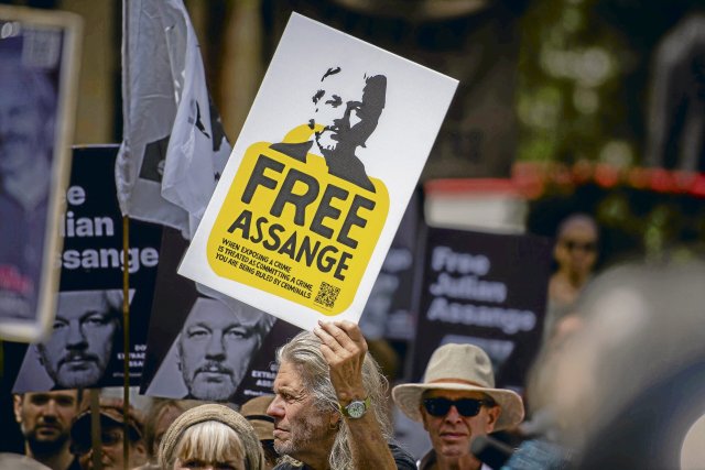 Juni 2023: Demonstranten fordern vor dem britischen Parlament die Freilassung von Julian Assange.