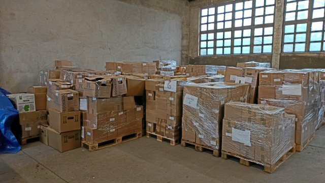 Einige der 80 Paletten mit 47 000 rechten Hetzschriften, die das LKA Sachsen beim Verlag »Der Schelm« beschlagnahmte