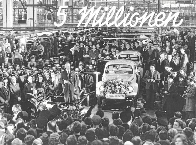 Den Aufschwung festlich begehen: Im VW-Werk Wolfsburg feierte man 1962 den Bau von fünf Millionen VW Käfer – das Symbol des »Wirtschaftswunders« schlechthin.