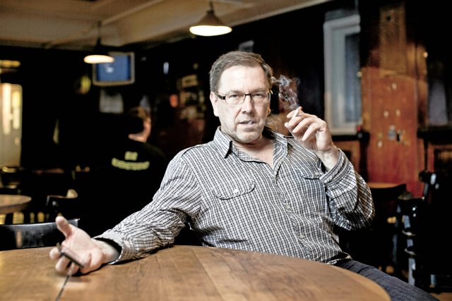 Als man in der Kantine der Volksbühne noch rauchen durfte: René Pollesch 2013 mit Kippe und Smartphone.
