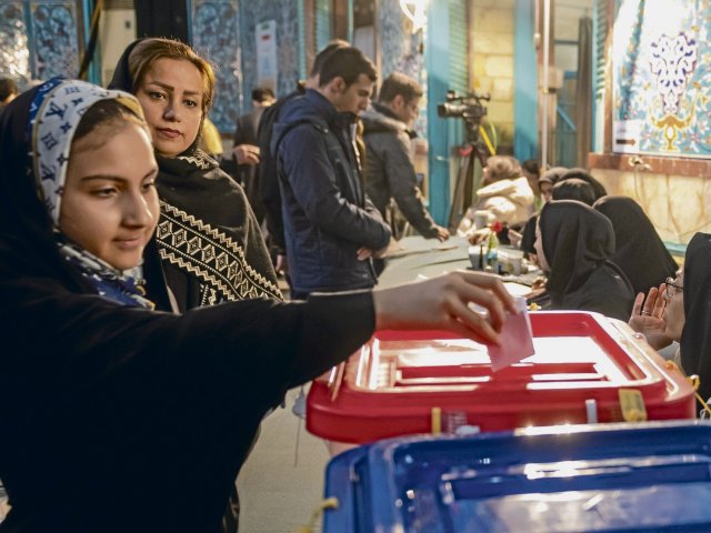 Stimmabgabe am Freitag in der iranischen Hauptstadt Teheran: Hier blieben besonders viele Wahlberechtigte den Urnen fern.