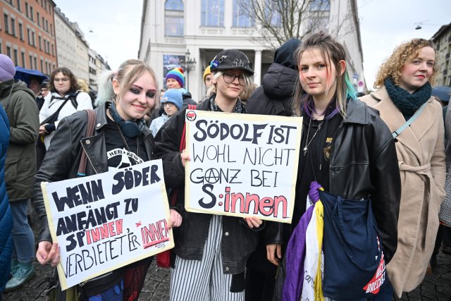 Bei einer Demonstration in München gegen das Genderverbot.