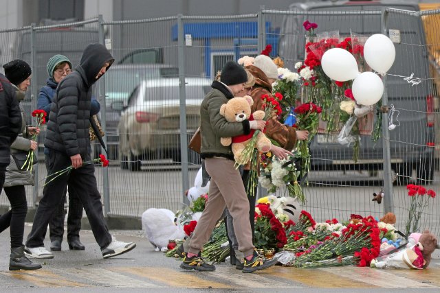 Trauer nach dem Anschlag: Seit Tagen kommen die Moskauer zur Cro...