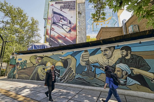 Ein Banner mit Raketen und Drohnen, die an einer zerrissenen israelischen Flagge vorbeifliegen, mit dem Text auf Persisch »Der nächste Schlag wird härter sein«. Es hängt an der Fassade eines Gebäudes am Palästina-Platz in Teheran.
