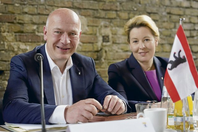 Eigentlich wenig Grund zur Zufriedenheit. Aber mit dem Regierenden Bürgermeister Kai Wegner (CDU) an ihrer rechten Seite kann Wirtschaftssenatorin Franziska Giffey (SPD) besser als mit der Linken und den Grünen.