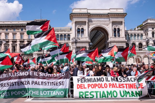 Italien feiert am 25. April seine Befreiung von der Nazi-Besatzung und der faschistischen Herrschaft. Die Demonstration in Mailand stand dieses Jahr ganz im Zeichen der Solidarität für die Palästinenser und der Verurteilung des Gaza-Kriegs. Auf einem der Spruchbänder auf dem Domplatz ist zu lesen: "Stoppen wir das Massaker am palästinensischen Volk. Bleiben wir menschlich"