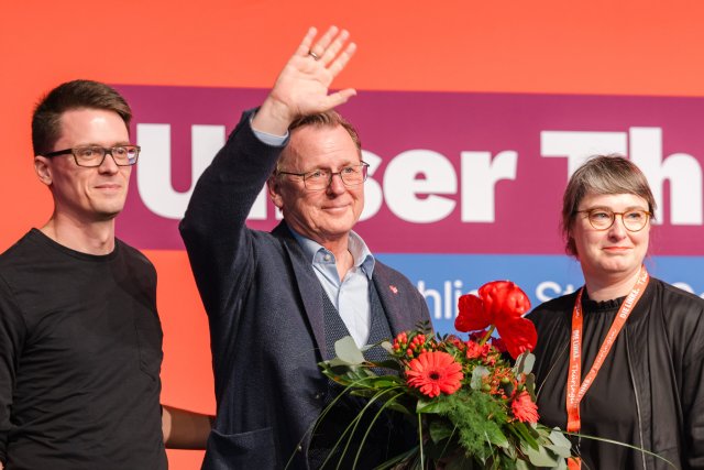 Bodo Ramelow, Thüringer Ministerpräsident, winkt neben Ulrike Gr...
