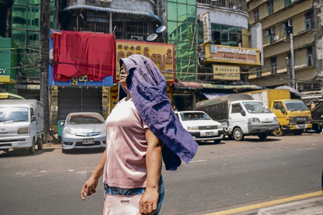 Wer vor die Tür muss, versucht sich wie hier in Yangon (Myanmar) zumindest vor der Sonnenstrahlung zu schützen.