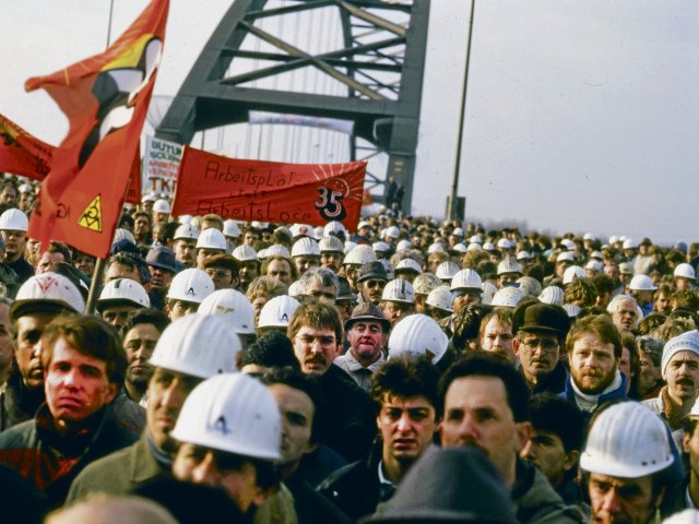 Wenn dein starker Arm es will: Streikende Arbeiter der Krupp-Stahlwerke besetzen im Dezember 1987 die Rheinbrücke in Duisburg.