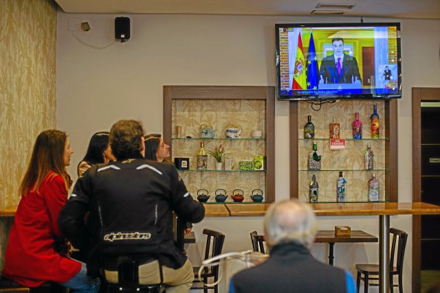 In einer Madrider Bar verfolgen die Menschen die Übertragung von Sánchez’ Rede.