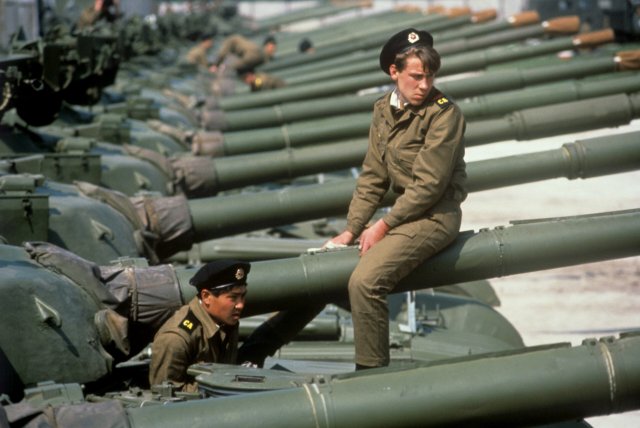 Sowjetische Soldaten sitzen am 05.05.1989 auf ihren Panzern vom Typ T-64 in der Garnison Altes Lager in Jüterbog im Bezirk Potsdam in der DDR. Der Abzug der Truppen zog sich bis 1994.