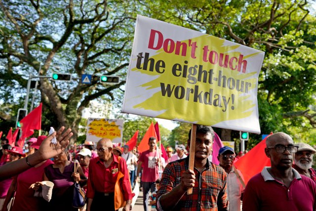 Weltweit gingen Menschen am 1. Mai für ihre Rechte als Arbeitende auf die Straße: In Sri Lankas Hauptstadt Colombo wurde der Achtstundentag verteidigt.