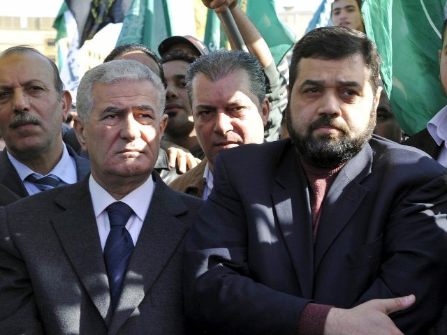 Der Hamas-Führer im Libanon, Osama Hamdan (re.)