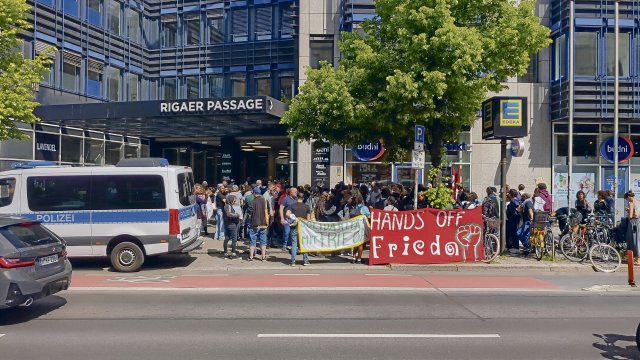 »Hände weg von Frieda« – Kundgebung vor dem Bezirksam Friedrichshain-Kreuzberg am Montag