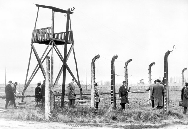 Mitglieder des Frankfurter Schwurgerichts besuchen 1968 das ehemalige Vernichtungslager Auschwitz