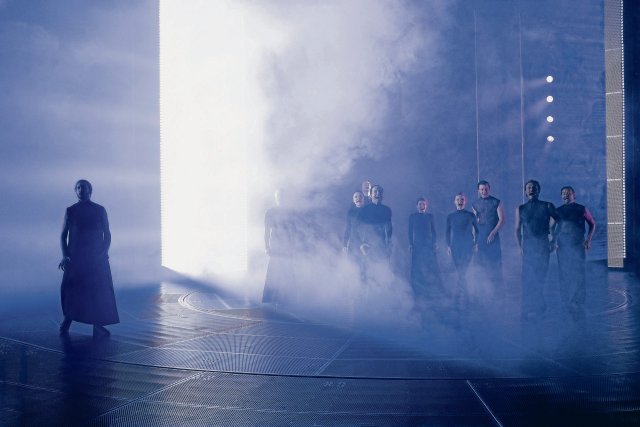 Mehr Licht! Für »Nathan der Weise« hüllte Ulrich Rasch die Bühne in nebelverhangenes Dunkel.
