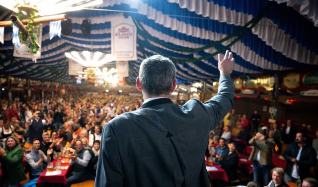 Hubert Aiwanger, Bundesvorsitzender der Freien Wähler, steht im Oktober beim Mainburger »Gallimarkt« in einem Bierzelt und lässt sich feiern.