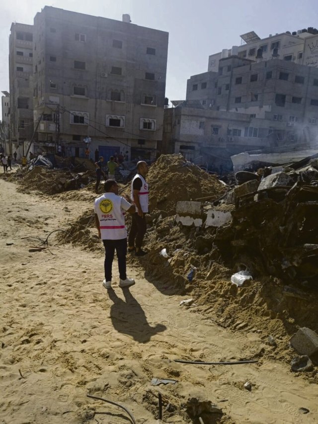 Mitarbeiter der Palestinian Medical Relief Society inspizieren in Gaza-Stadt die Trümmer ihres zerbombten Physiotherapiezentrums.