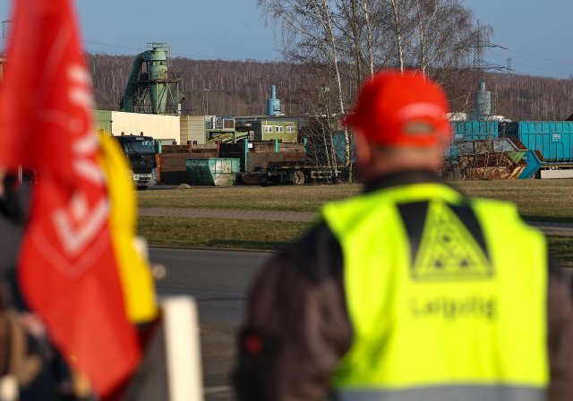 Sie müssen draußen bleiben: Die Firma SRW Metalfloat in Espenhain hat streikende Mitarbeiter ausgesperrt