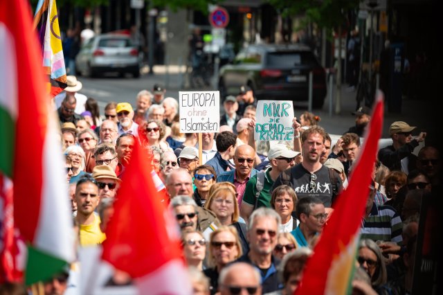 Protest in Hamburg gegen eine islamistische Demonstration, bei der ein Kalifat in Deutschland gefordert worden war.