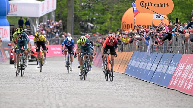 Bora-Grün in vorderster Front beim Giro d’Italia: Auf der 2. Etappe wurden Daniel Martinez (M.) und Thomas Lipowitz (l.) Zweiter und Fünfter.